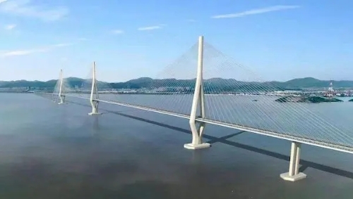 宁波舟山港六横公路大桥二期工程开工建设 将有力促进国家海洋经济发展示范区和国家级新区建设，进一步改善舟山南翼群岛对外交通条件